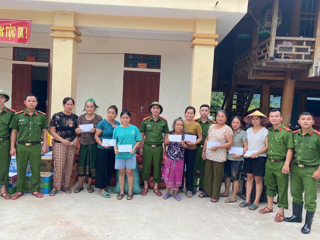 Công an xã Huồi Tụ trao những món quà tới bà con Nhân dân xã Mỹ Lý