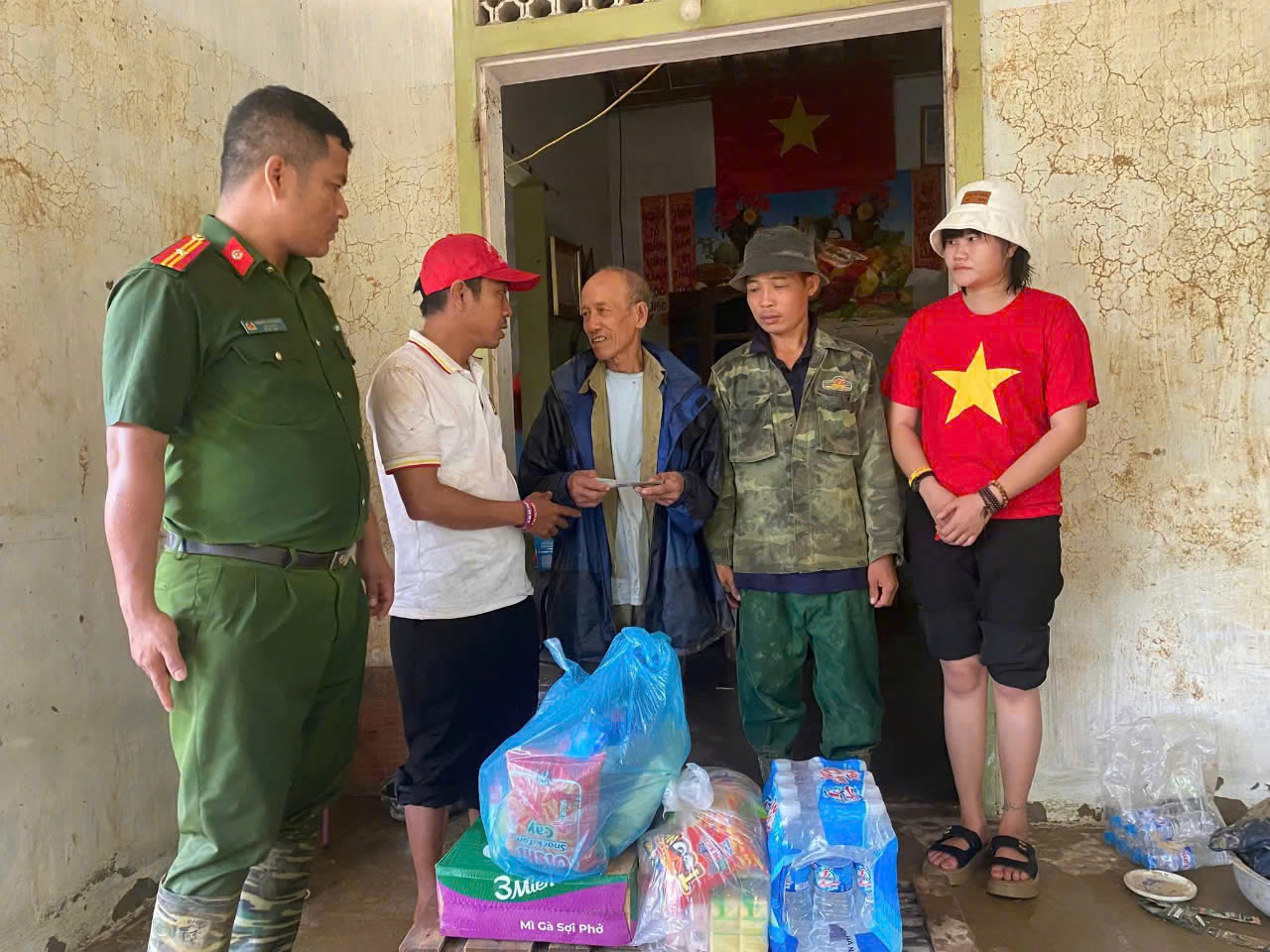 Cán bộ, chiến sỹ Công an xã Con Cuông hỗ trợ di dời người và tài sản đến nơi an toàn, nạo vét bùn và quyên góp, trao quà đến tận tay bà con Nhân dân bị ảnh hưởng 