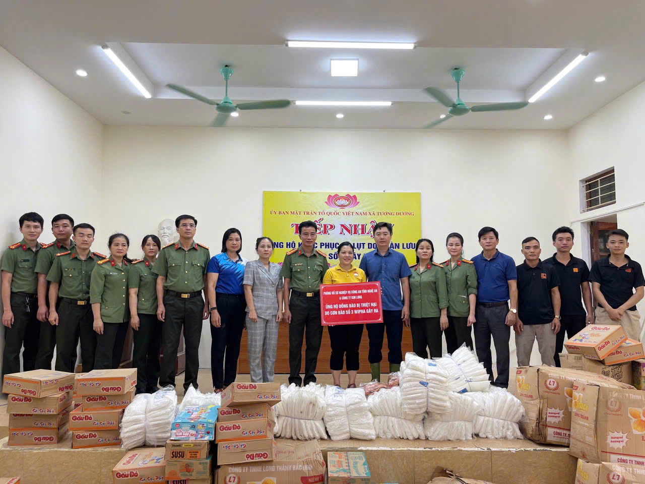 Phòng Hồ sơ nghiệp vụ Công an tỉnh thành lập điểm tiếp nhận quà từ thiện của các nhà hảo tâm để ủng hộ bà con Nhân dân 