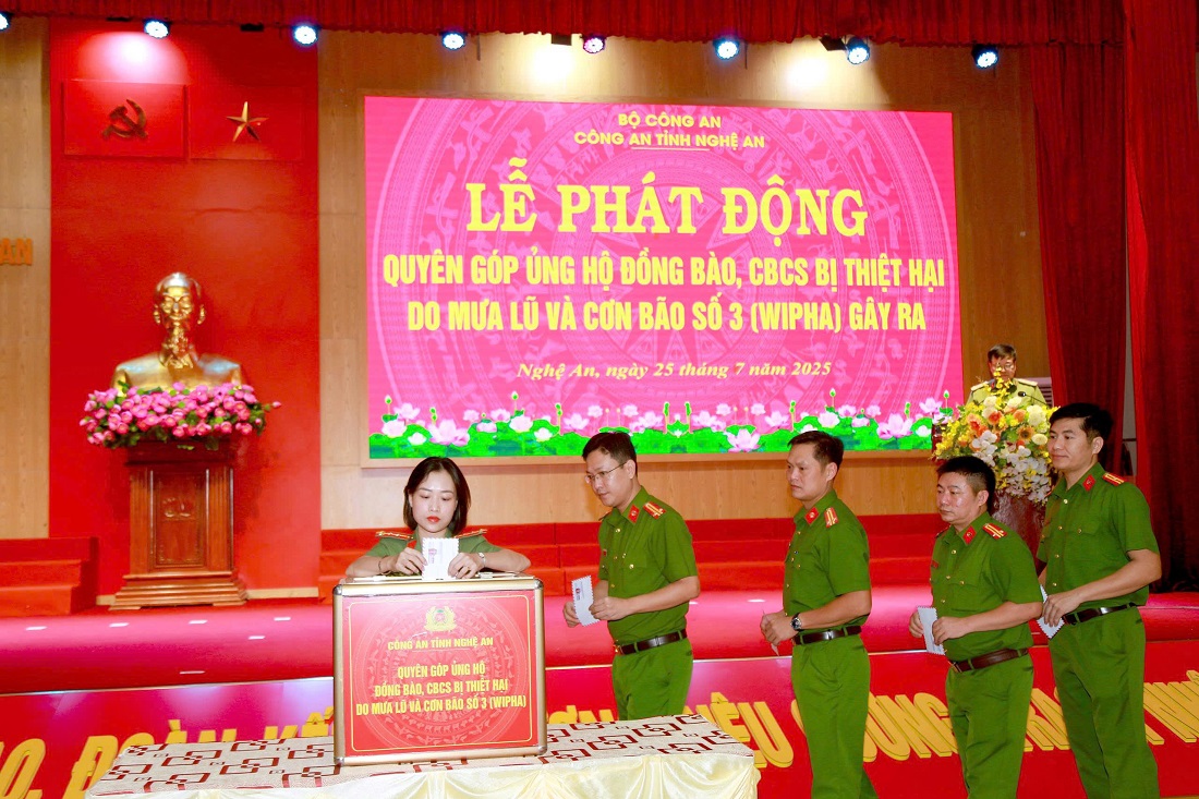   Các đồng chí Lãnh đạo Công an tỉnh và cán bộ, chiến sĩ ủng hộ người dân chịu ảnh hưởng cơn bão số 3