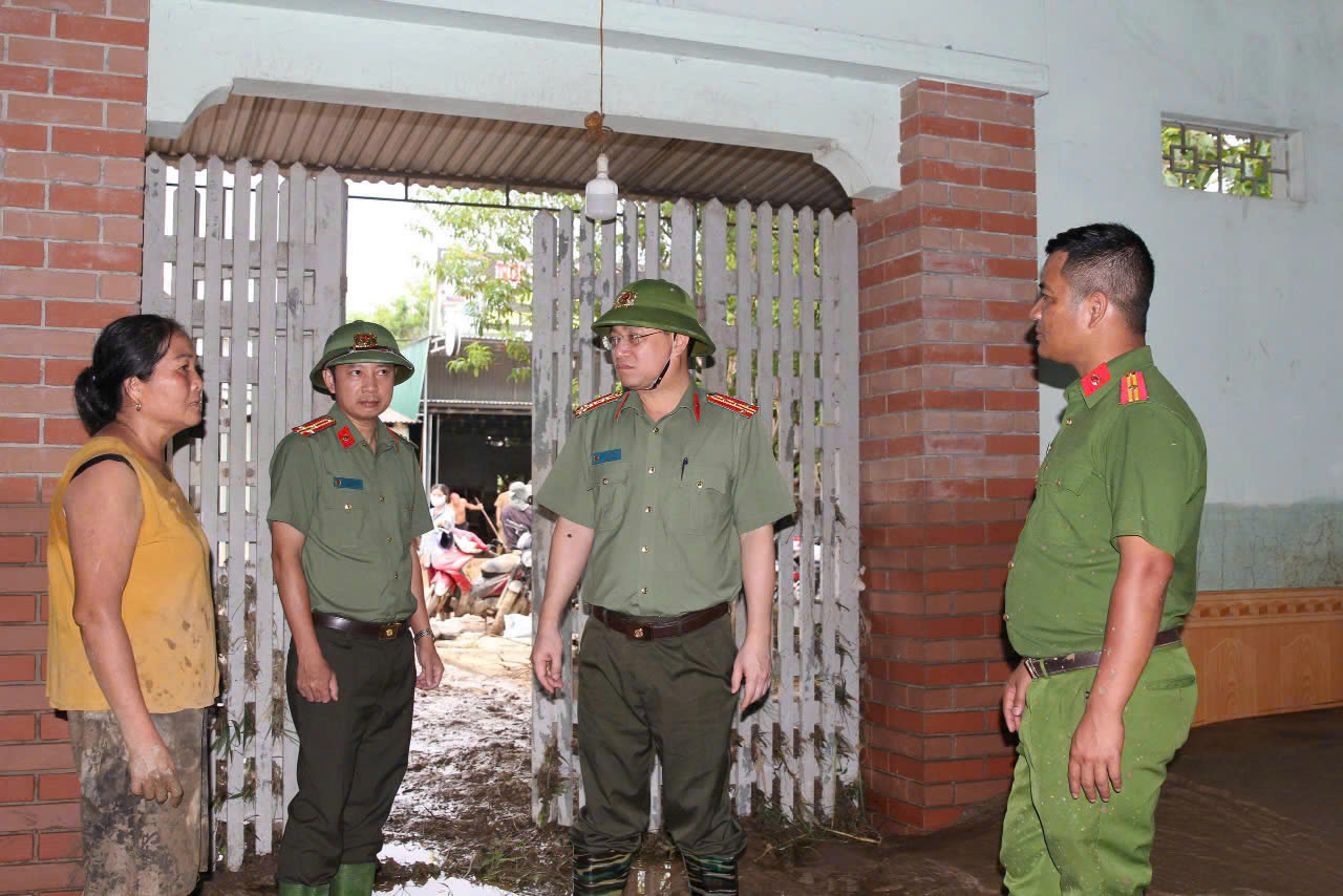 Giám đốc Công an tỉnh có mặt trực tiếp kiểm tra, chỉ đạo công tác khắc phục hậu quả mưa, bão tại tuyến Quốc lộ 7