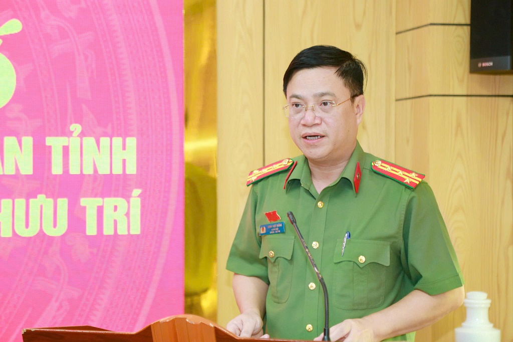 Đồng chí Đại tá Đinh Việt Dũng, Giám đốc Công an tỉnh chúc mừng tới 06 đồng chí đã hoàn thành xuất sắc nhiệm vụ, được nghỉ công tác chờ hưởng chế độ hưu trí.