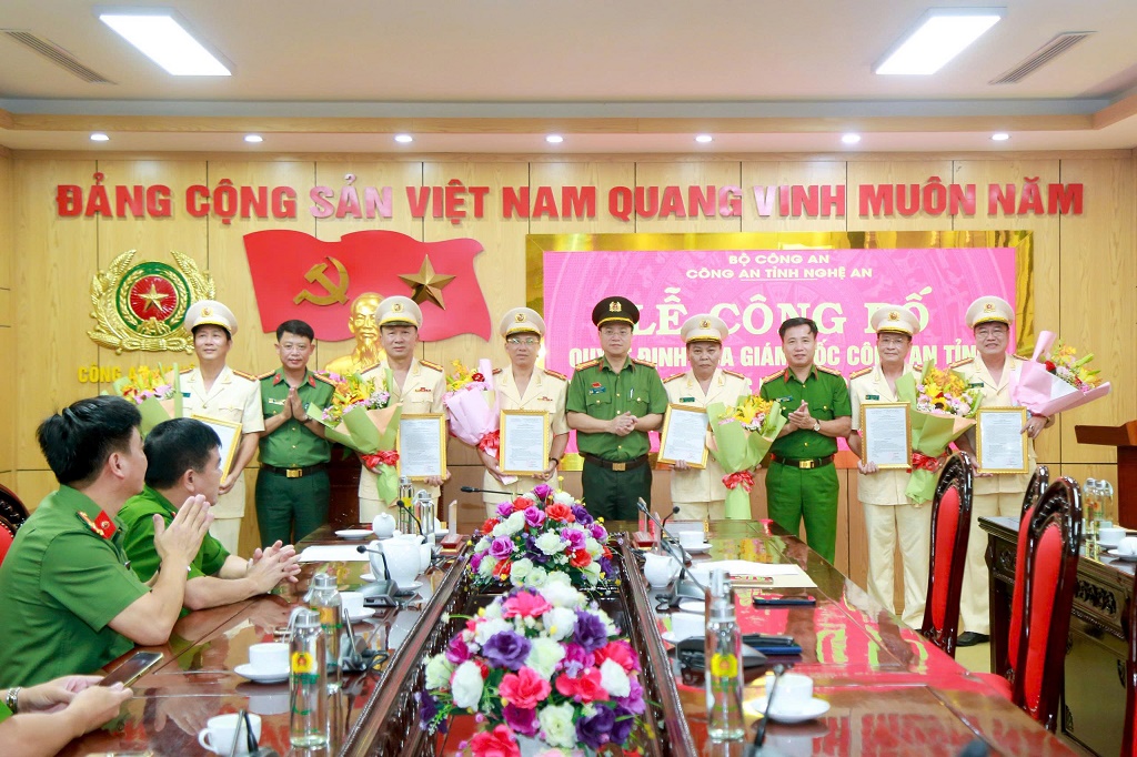 Công bố quyết định của Giám đốc Công an tỉnh về việc nghỉ công tác chờ hưởng chế độ hưu trí đối với lãnh đạo
