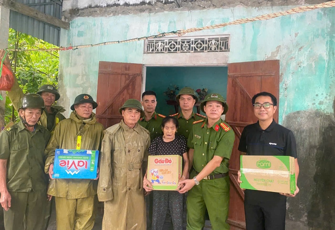 Công an xã Diễn Châu trao nhiều phần quà thiết thực hỗ trợ người dân bị ảnh hưởng do bão số 3
