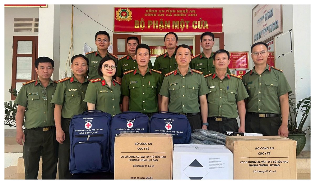 Cục Y tế, Bộ Công an sẻ chia với lực lượng Công an và Nhân dân Nghệ An vùng chịu ảnh hưởng lũ lụt