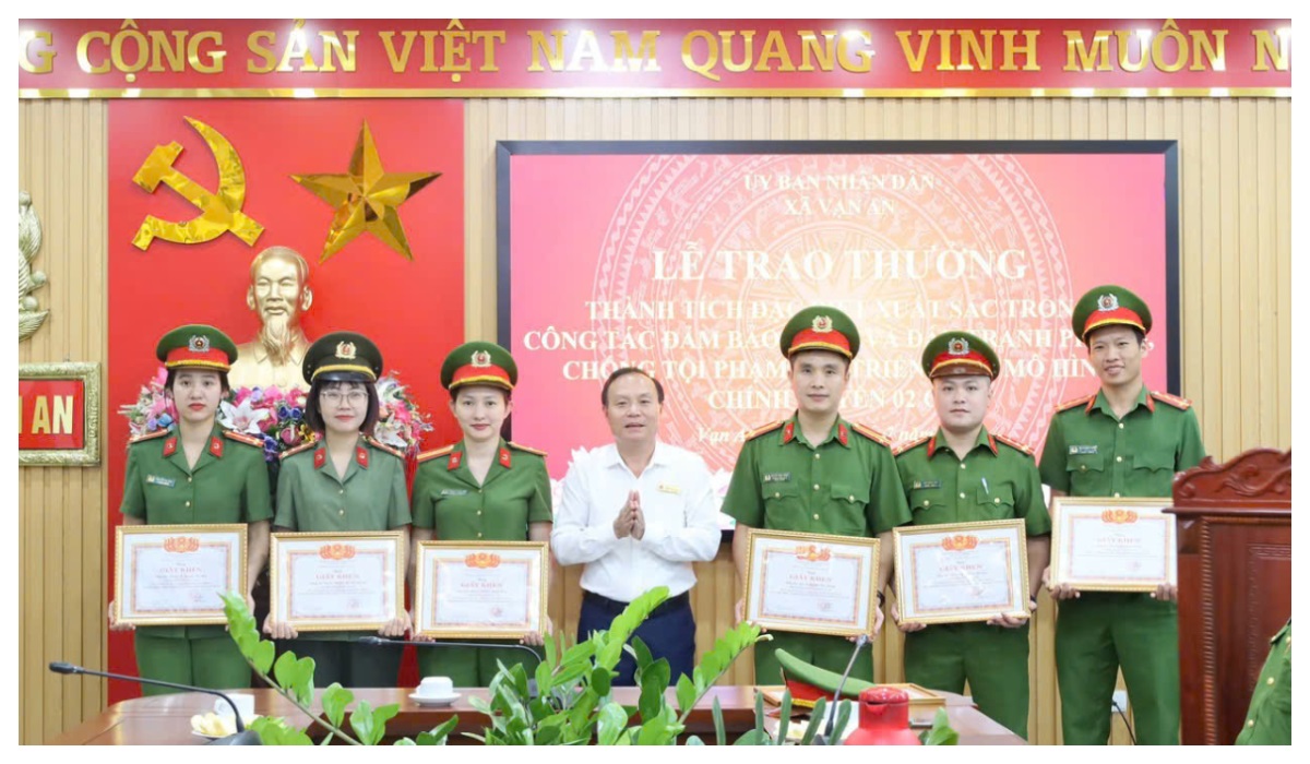 Trao thưởng thành tích cho Công an xã Vạn An