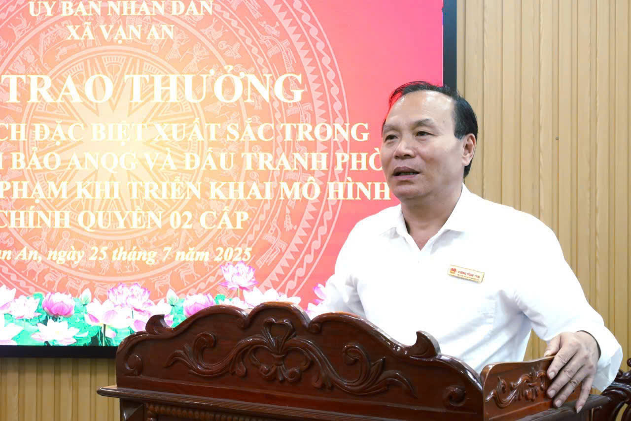 Đồng chí Vương Hồng Thái, Chủ tịch UBND xã Vạn An phát biểu chúc mừng Công an xã