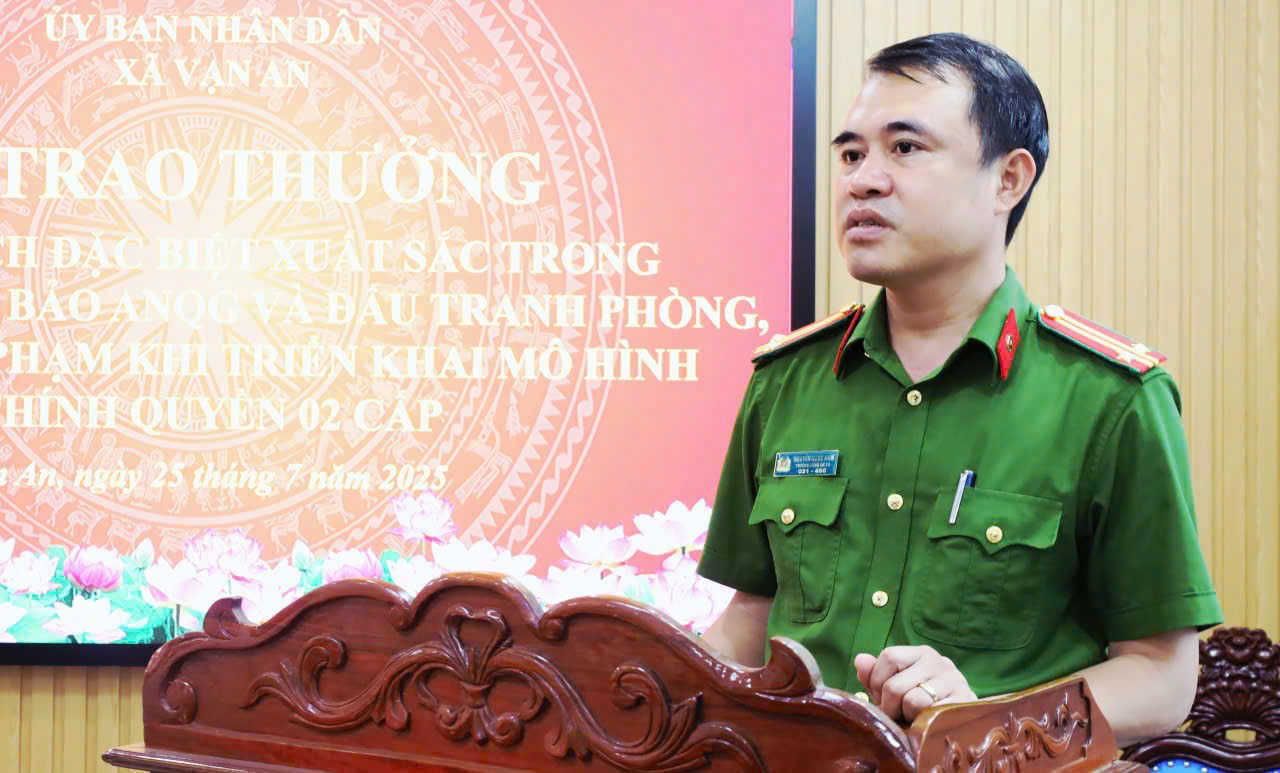 Đồng chí Trung tá Nguyễn Ngọc Nam, Trưởng Công an xã Vạn An báo cáo kết quả công tác bảo đảm an ninh, trật tự