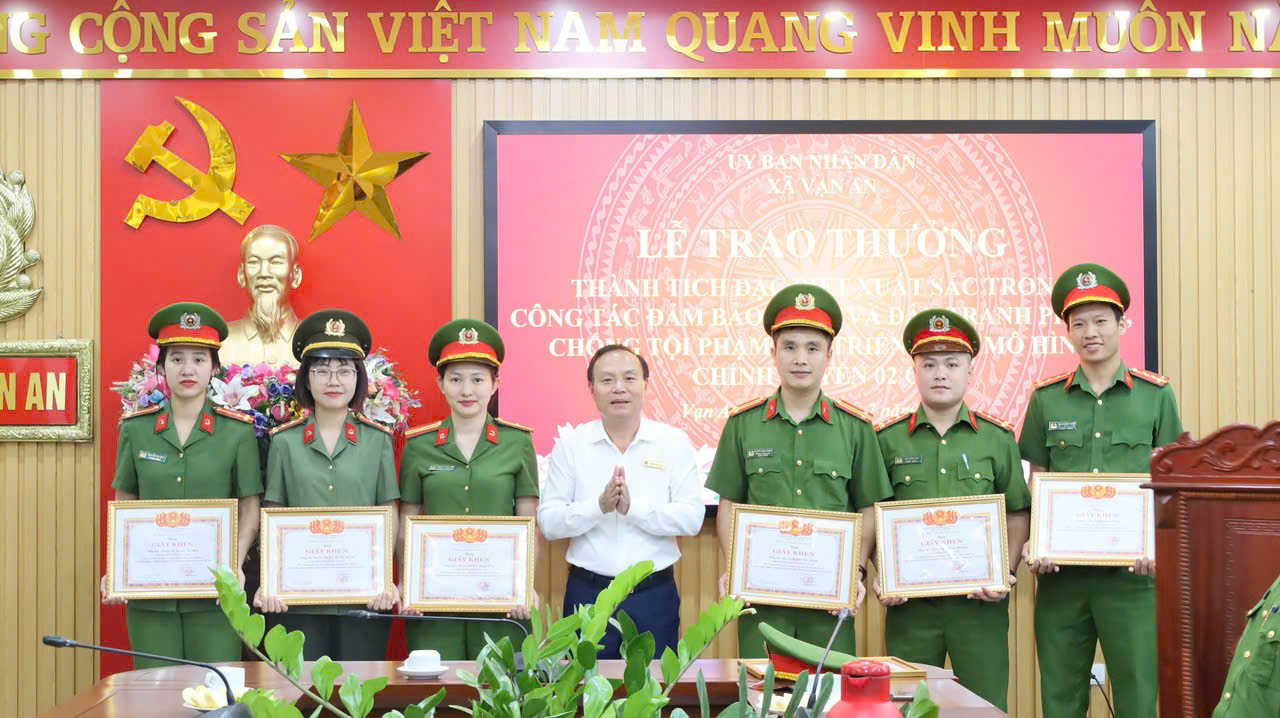 Trao Giấy khen cho các tập thể, cá nhân có thành tích 