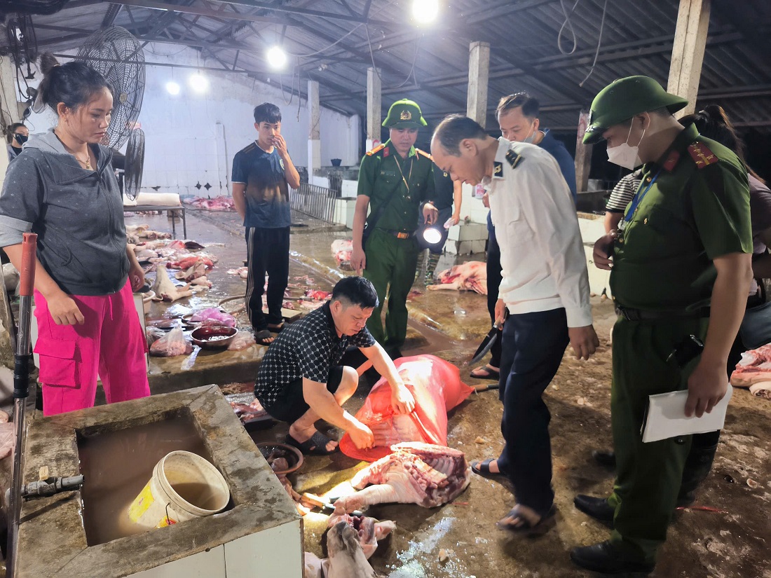 Công an xã Vạn An phối hợp với cơ quan chức năng kiểm tra việc chấp hành các quy định về an toàn thực phẩm, phòng chống dịch bệnh tại lò mổ gia súc
