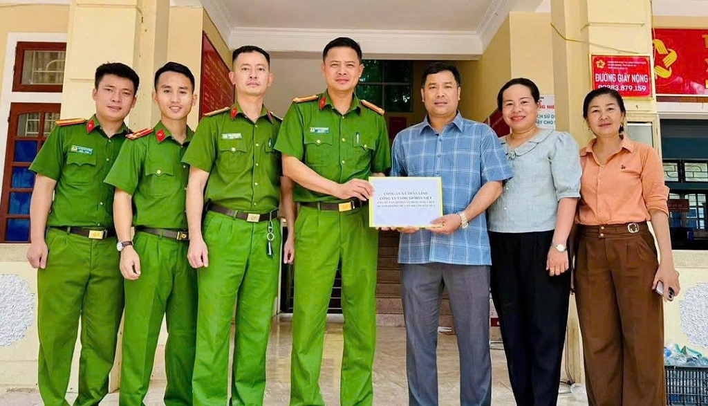 Công an xã Thần Lĩnh trao quà hỗ trợ bà con Nhân dân bị ảnh hưởng mưa lũ