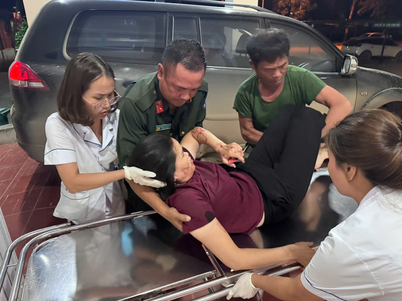 Cảnh sát cơ động kịp thời hỗ trợ người phụ nữ bị tai nạn đi cấp cứu