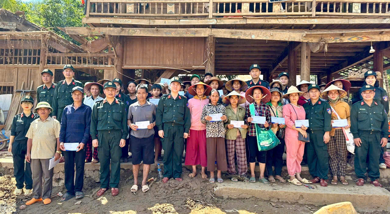 Phòng Cảnh sát cơ động phối hợp với chính quyền địa phương trao tặng 37 suất quà tới các hộ gia đình ở bản Xiềng Trên, xã Mỹ Lý (huyện Kỳ Sơn cũ) mỗi suất quà trị giá 2 triệu đồng