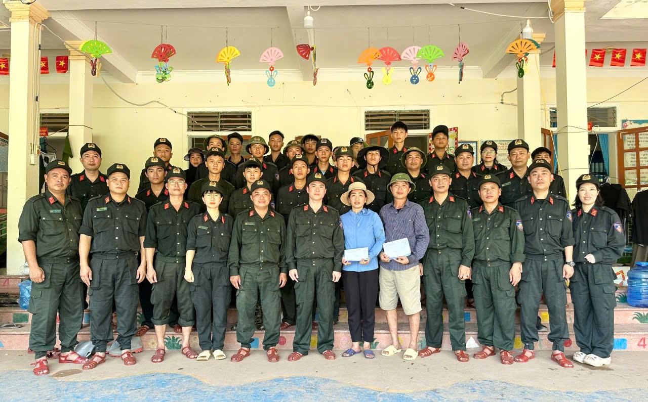 Đoàn cũng tặng quà tại điểm trường Tiểu học Mỹ Lý 2 và Trường mầm non Mỹ Lý 2