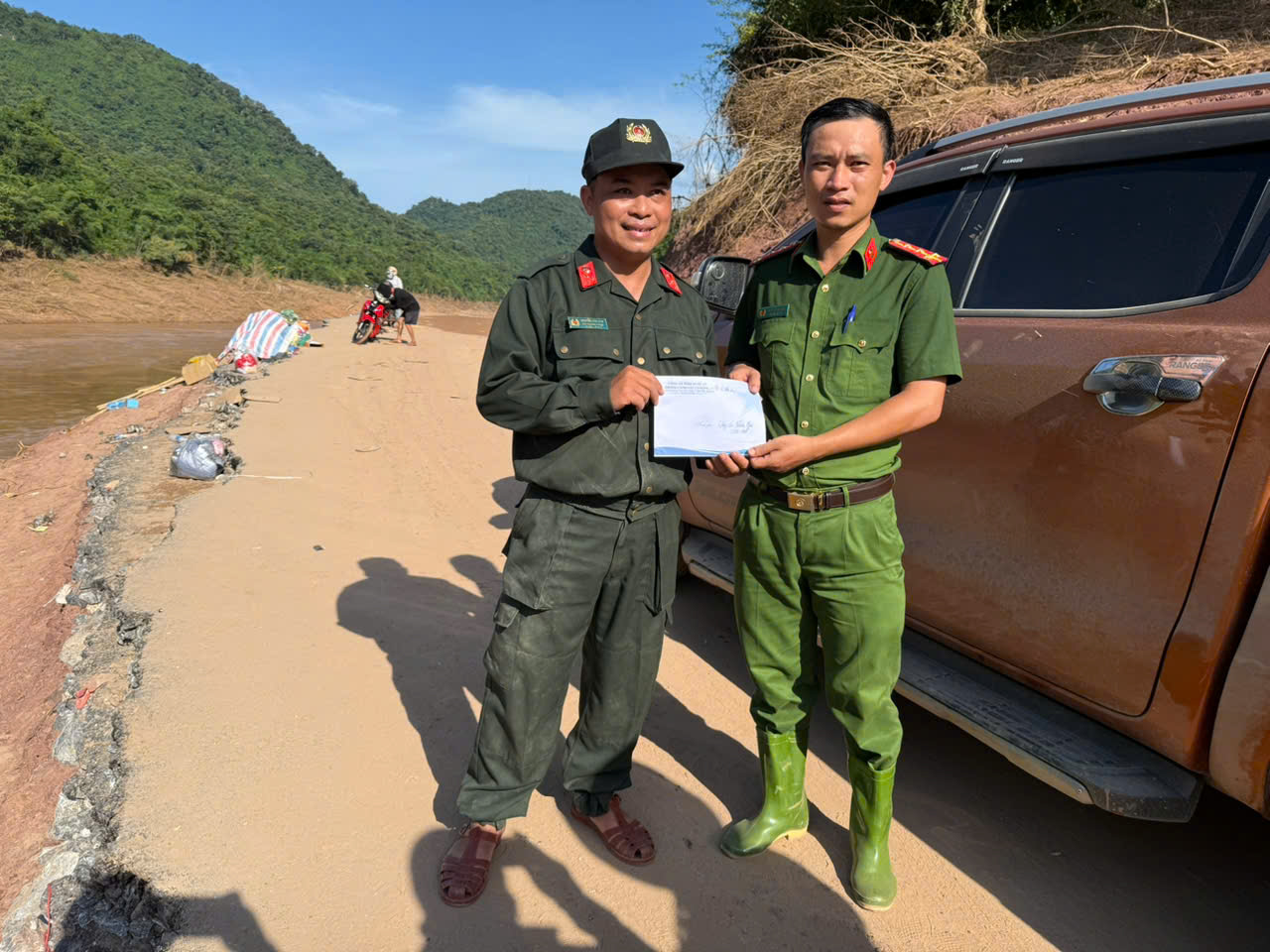 Trao món quà động viên tinh thần cán bộ, chiến sỹ Công an xã Nhôn Mai 