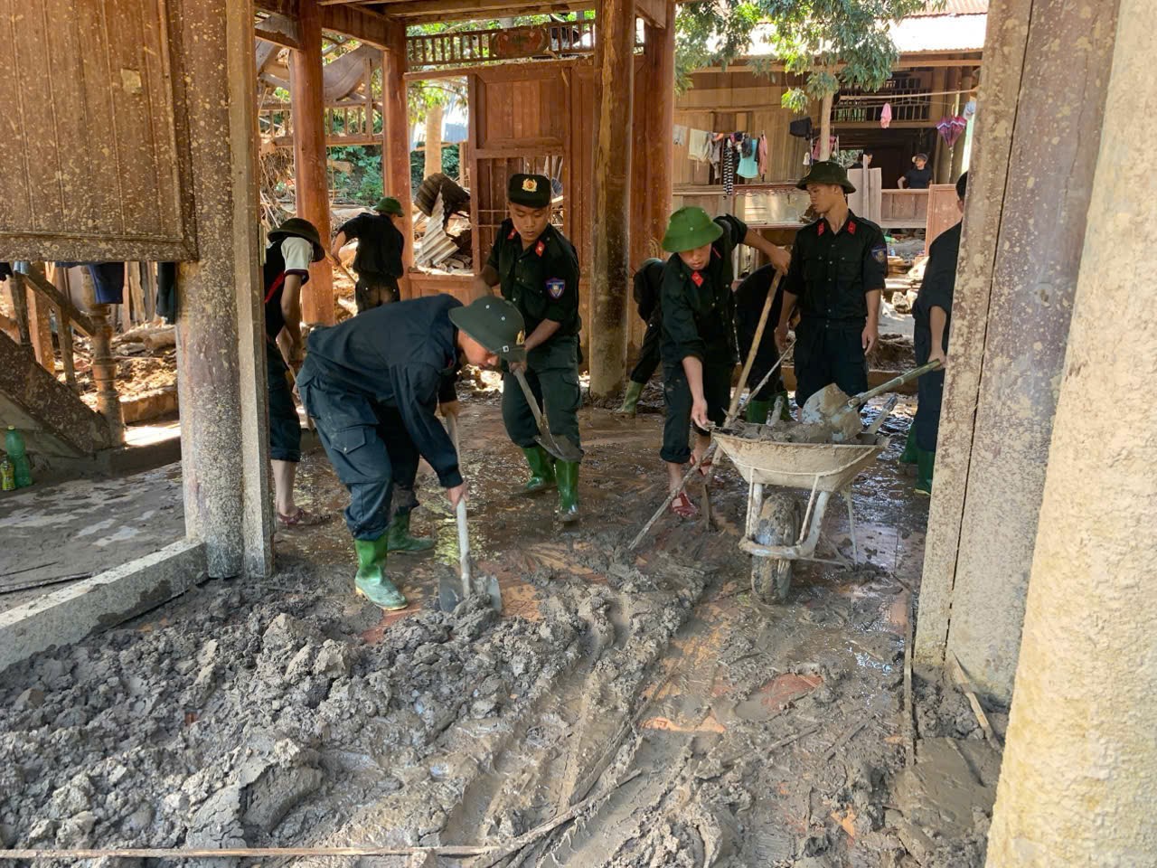 Cán bộ, chiến sỹ Phòng Cảnh sát cơ động Công an tỉnh Nghệ An cùng các lực lượng và người dân nạo vét bùn đất, dọn dẹp vệ sinh tại các xã bị ảnh hưởng của cơn bão