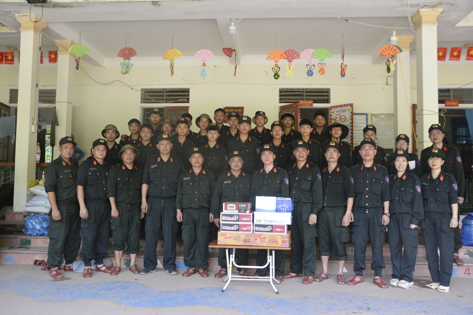 Lãnh đạo Phòng Cảnh sát cơ động có mặt trực tiếp trao quà động viên Tổ công tác của đơn vị đang giúp đỡ bà con khắc phục hậu quả của cơn bão tại xã Mỹ Lý