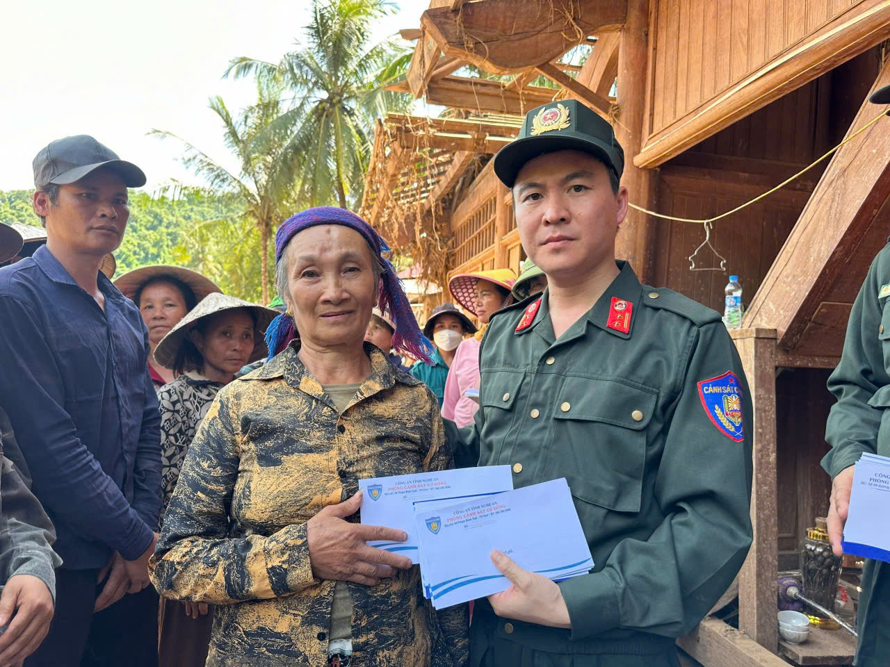 Trung tá Ngô Anh Tuấn - Trưởng Phòng Cảnh sát cơ động có mặt trực tiếp tại bản Xiềng Trên, xã Mỹ Lý động viên bà con Nhân dân và các trường học bị ảnh hưởng do cơn bão