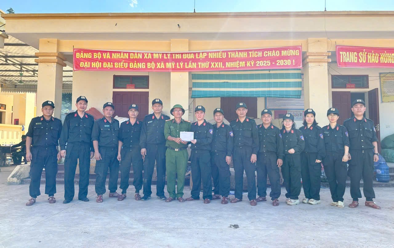 Trao món quà động viên cán bộ, chiến sỹ Công an xã Mỹ Lý