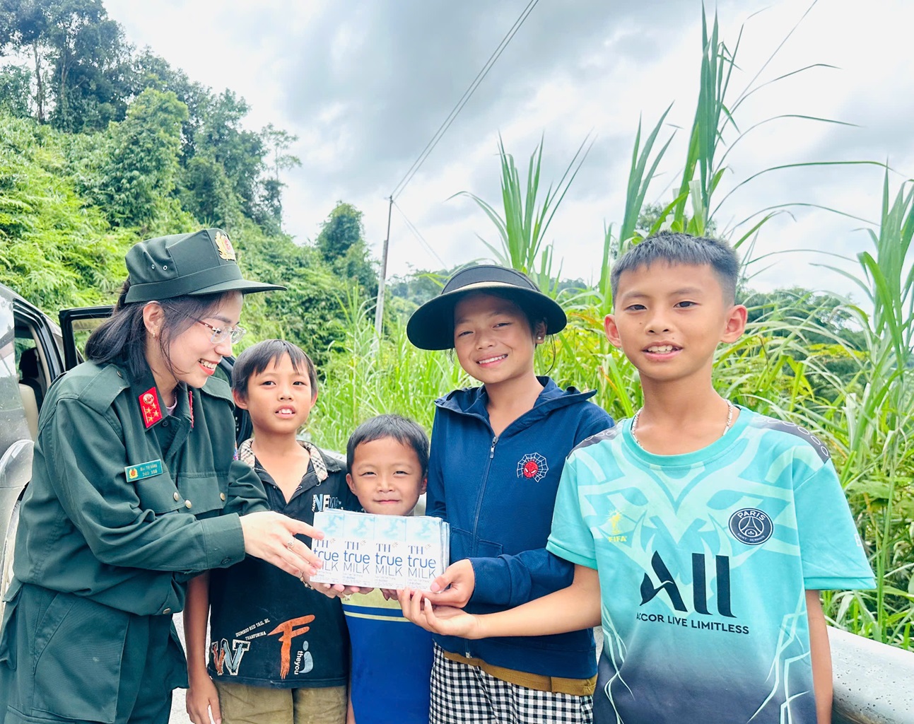 Trên đường đi trao quà thấy các cháu nhỏ bên ven đường, Đoàn đã dừng xe lại và trao tặng sữa