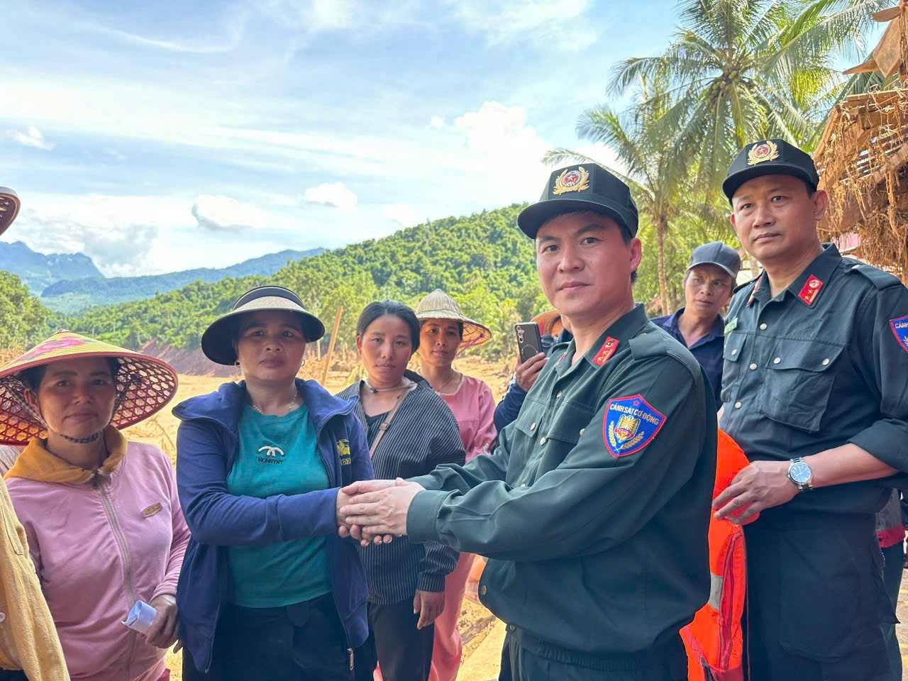 Lãnh đạo Phòng Cảnh sát cơ động trao quà, hỏi thăm, động viên người dân sớm vượt qua, ổn định cuộc sống