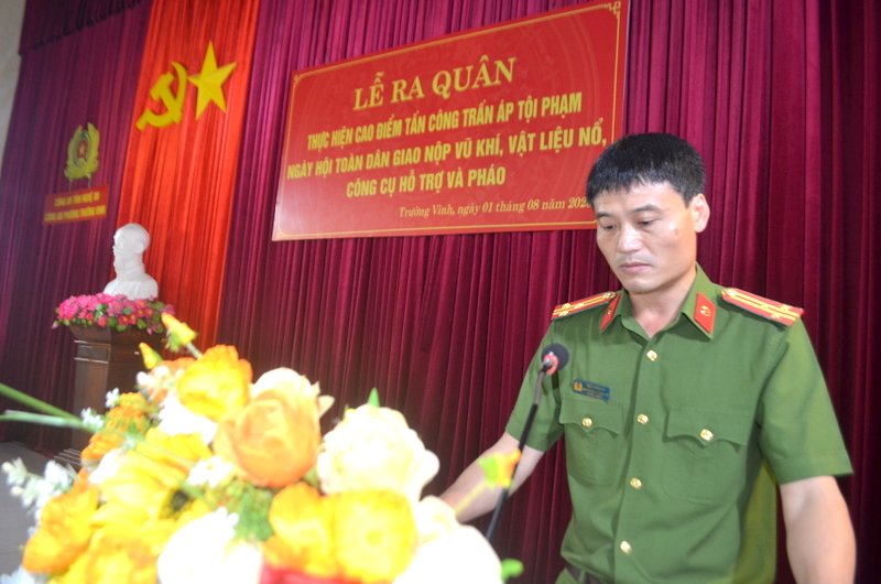 Thượng tá Trần Đình Hà, Trưởng Công an phường Trường Vinh quán triệt mệnh lệnh ra quân của Giám đốc Công an tỉnh Nghệ An