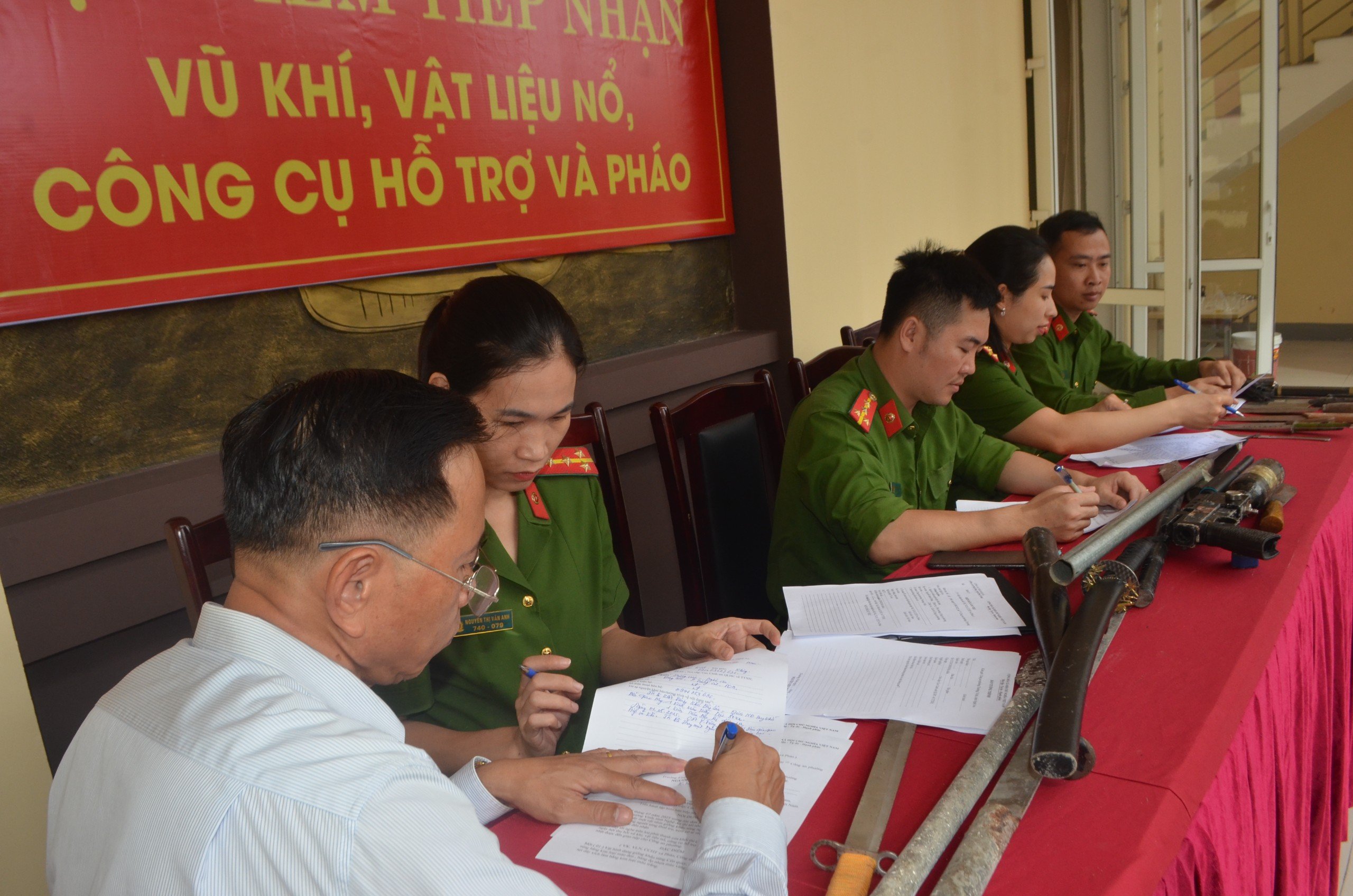 Ngay sau Lễ phát động, người dân trên địa bàn phường Trường Vinh đã tự nguyện giao nộp nhiều vũ khí, công cụ hỗ trợ cho cơ quan Công an