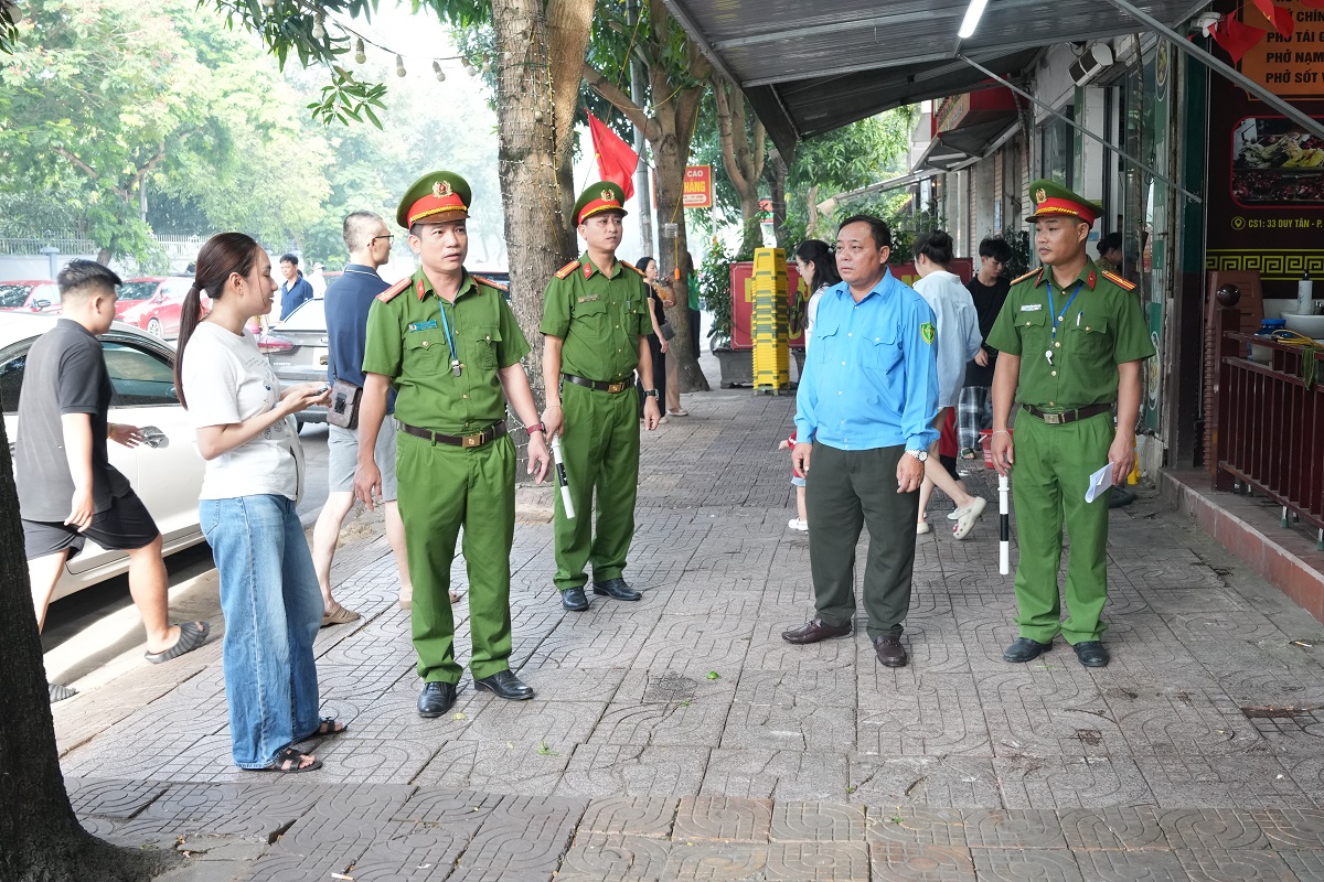 Tuyên truyền, nhắc nhở hành vi lấn chiếm vỉa hè, lòng đường