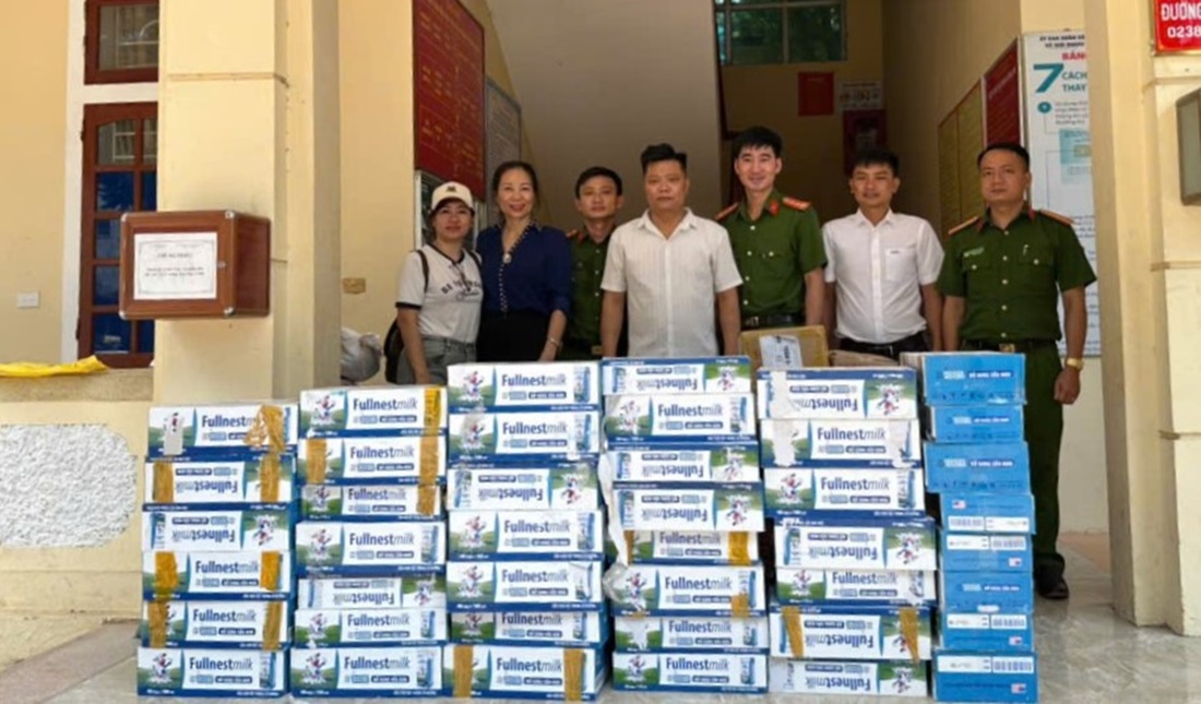 Công an xã Nghi Lộc và các nhà hảo tâm hỗ trợ bà con vùng lũ các xã Na Loi và Tam Quang