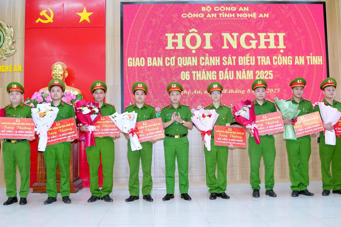Đồng chí Đại tá Nguyễn Duy Thanh, Phó Giám đốc, Thủ trưởng Cơ quan CSĐT Công an tỉnh trao thưởng các đơn vị có thành tích xuất sắc