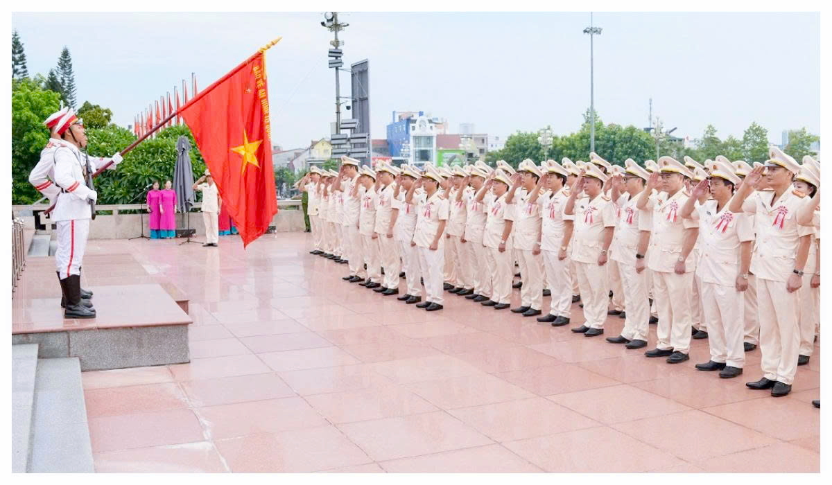 Công an Nghệ An: dâng hoa, báo công dâng Bác tại Quảng trường Hồ Chí Minh