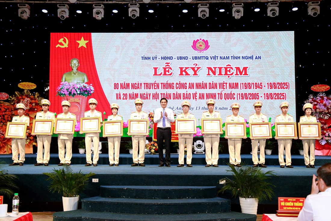Đồng chí Hoàng Nghĩa Hiếu, Phó Bí thư Thường trực Tỉnh ủy, Chủ tịch HĐND tỉnh trao Bằng khen tặng các tập thể, cá nhân có thành tích xuất sắc trong công tác và chiến đấu