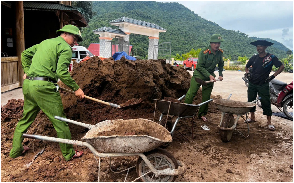 Công an xã Mỹ Lý hỗ trợ xây dựng Trạm y tế vùng tâm lũ