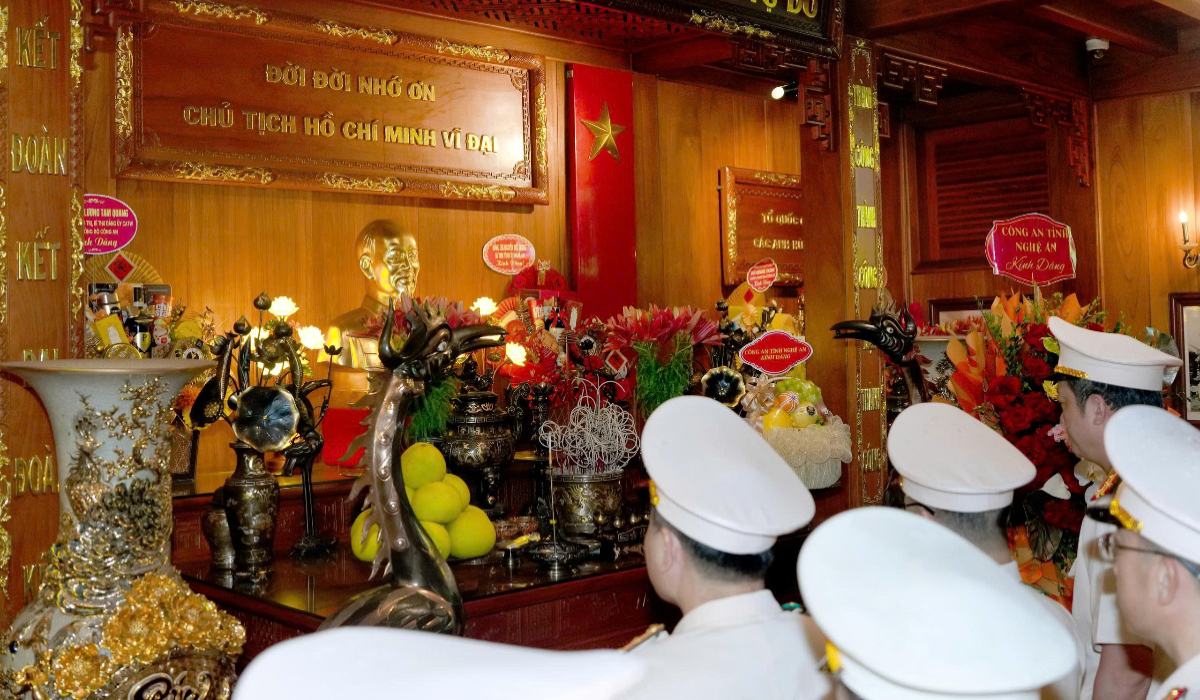Công an Nghệ An dâng hoa, dâng hương tưởng nhớ Chủ tịch Hồ Chí Minh tại Nhà tưởng niệm Người trong khuôn viên Công an tỉnh