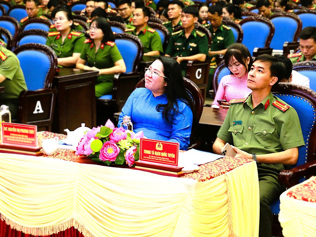 Các đại biểu tham dự buổi lễ