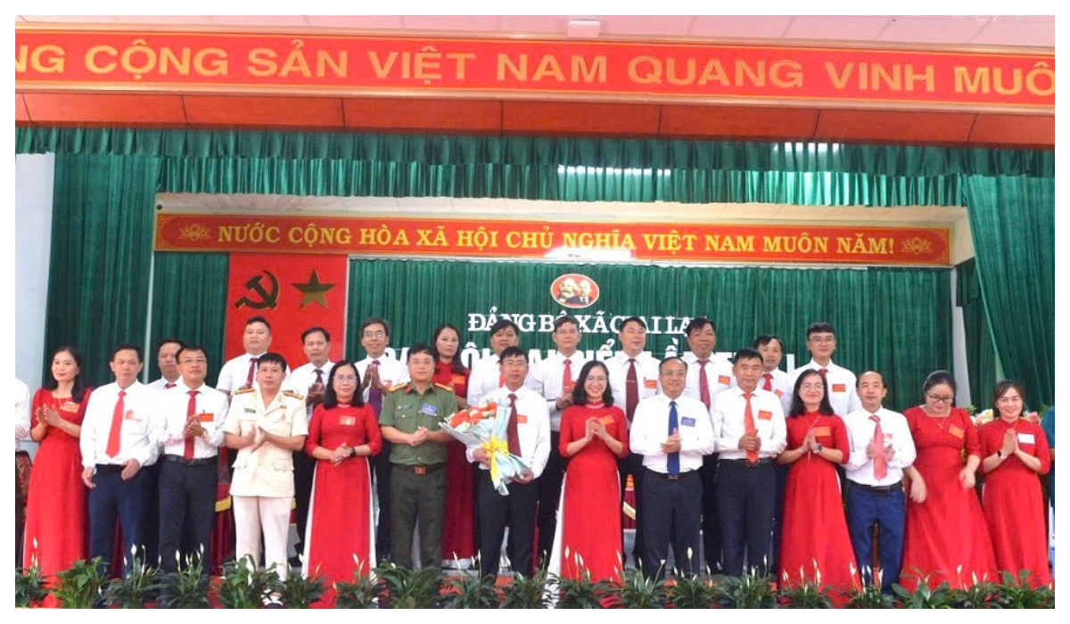 Đại tá Đinh Việt Dũng, Ủy viên Ban Thường vụ Tỉnh ủy, Giám đốc Công an tỉnh dự và chỉ đạo Đại hội Đảng bộ xã Giai Lạc
