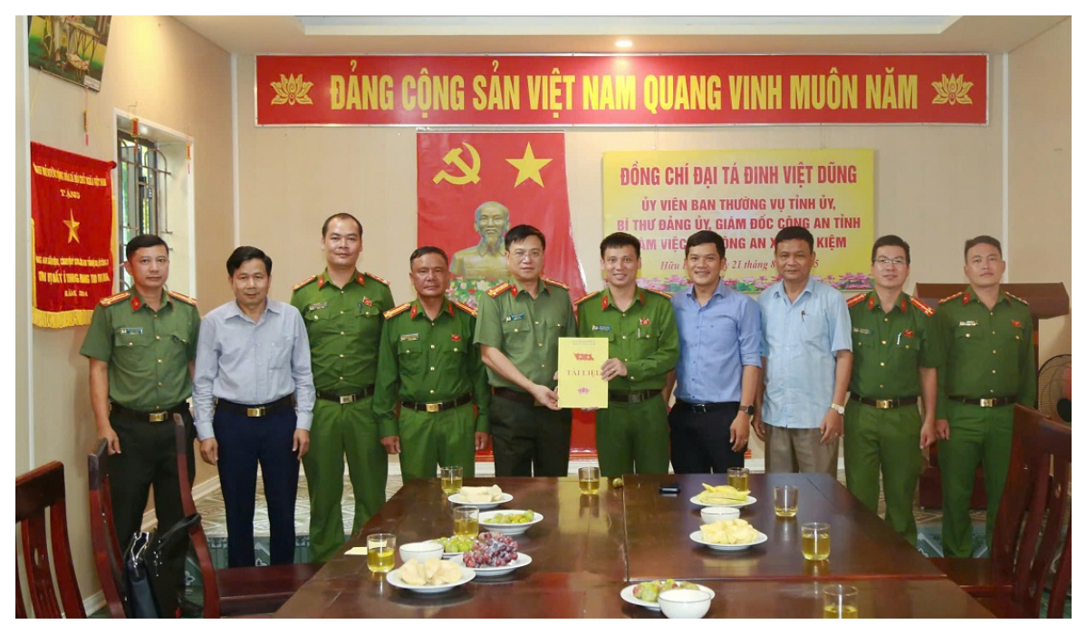 Đại tá Đinh Việt Dũng, Ủy viên Ban Thường vụ Tỉnh ủy, Giám đốc Công an tỉnh thăm, làm việc tại Công an xã Hữu Kiệm