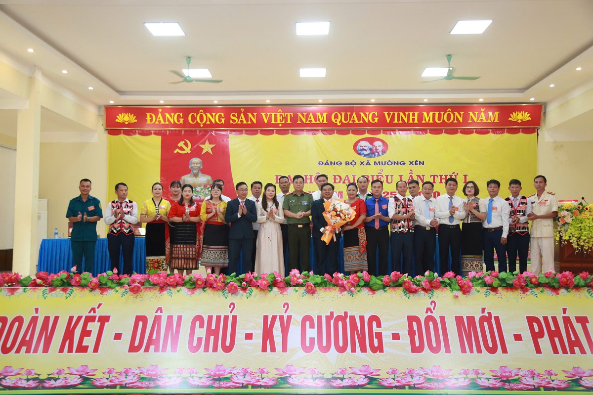 Đại tá Đinh Việt Dũng, Ủy viên Ban Thường vụ Tỉnh ủy, Giám đốc Công an tỉnh dự và chỉ đạo Đại hội Đảng bộ xã Mường Xén