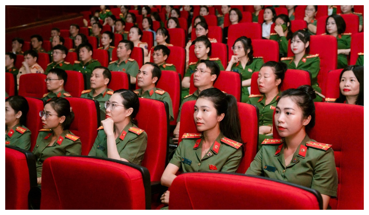 Ban phụ nữ Công an tỉnh tổ chức buổi sinh hoạt chính trị về tinh thần yêu nước