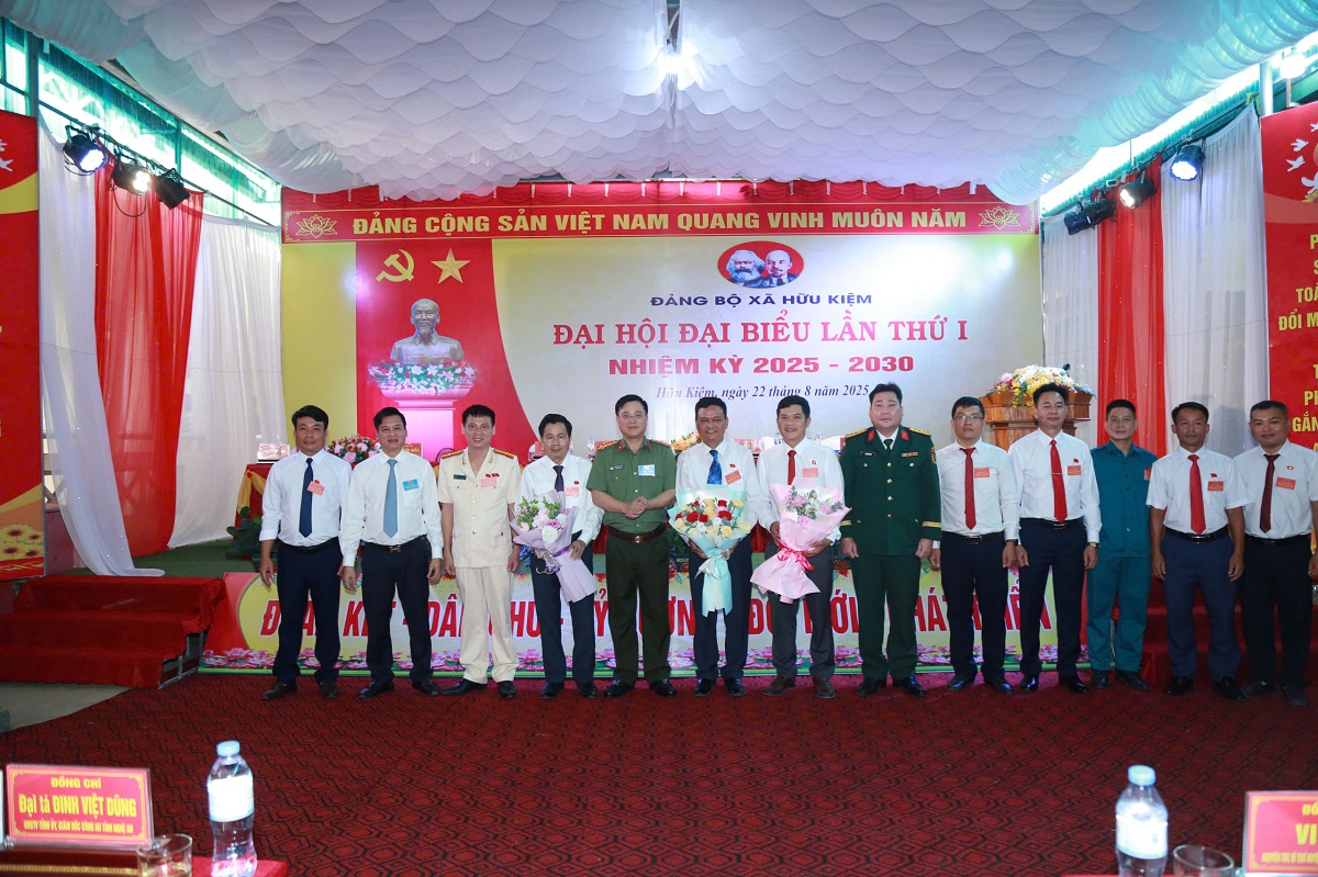 Đại tá Đinh Việt Dũng, Ủy viên Ban Thường vụ Tỉnh ủy, Giám đốc Công an tỉnh dự và chỉ đạo Đại hội Đảng bộ xã Hữu Kiệm