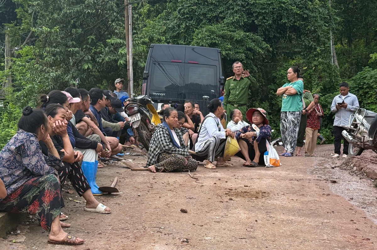 Công an xã Mỹ Lý chủ động tuyên truyền phòng chống mưa, bão cho người dân