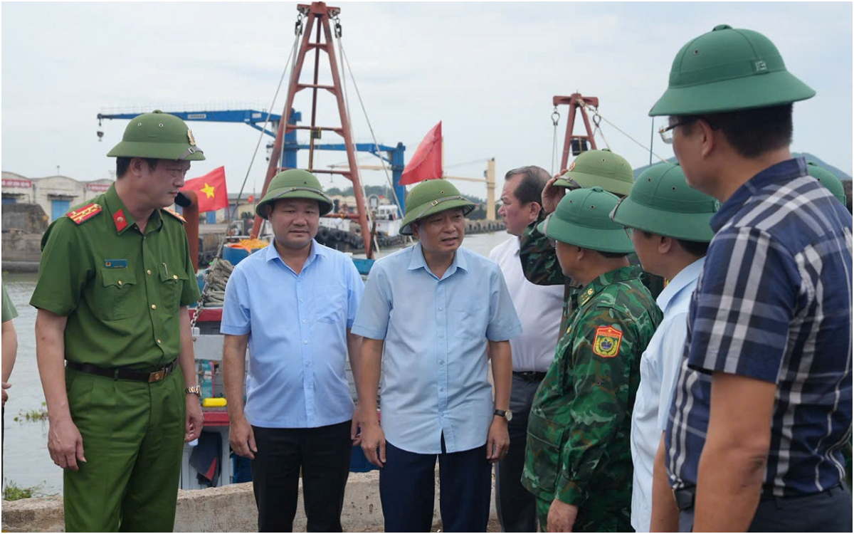 Lãnh đạo Công an tỉnh tham gia kiểm tra công tác ứng phó bão số 5 tại các địa phương ven biển