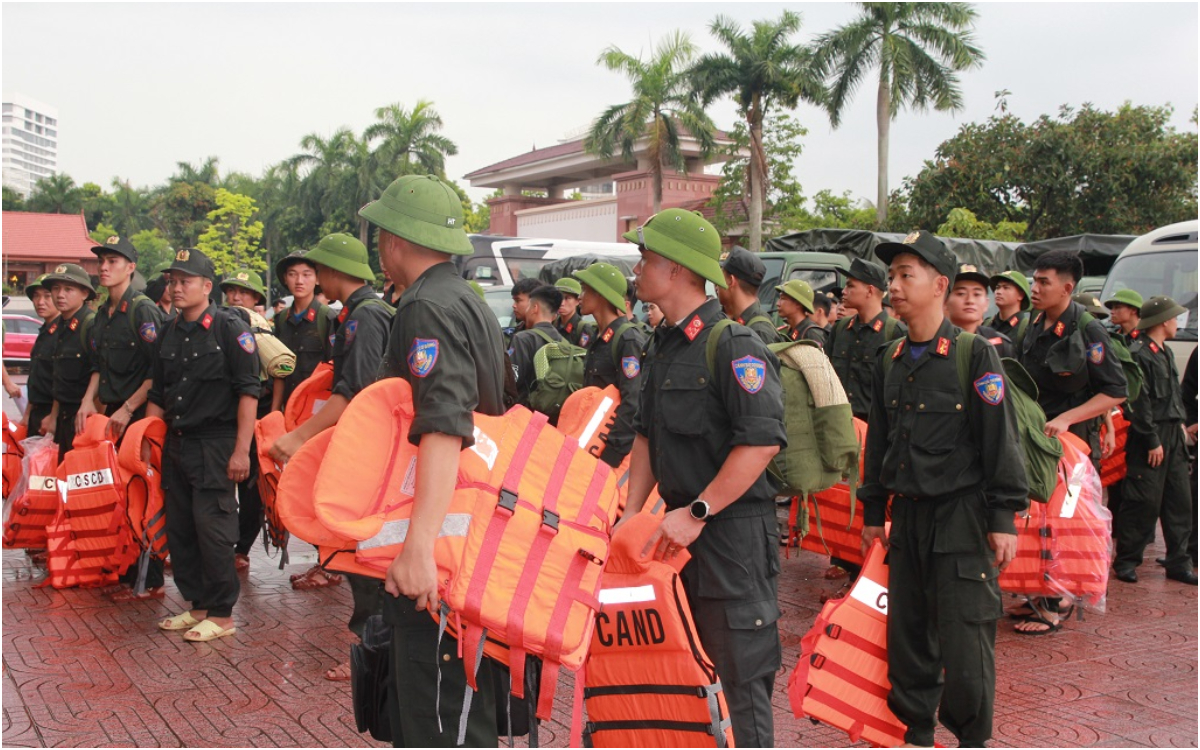 Công an Nghệ An xuất quân tăng cường hỗ trợ các địa phương ven biển phòng, chống bão số 5