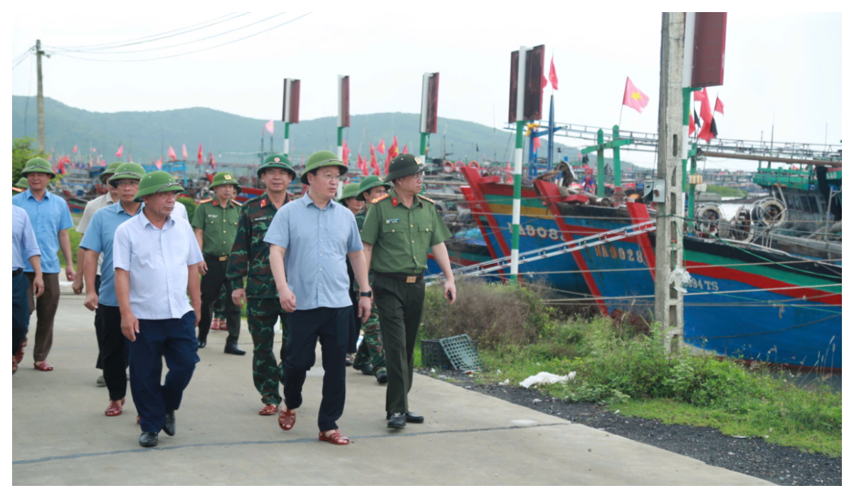 Đồng chí Đại tá Đinh Việt Dũng, Ủy viên Ban Thường vụ Tỉnh ủy, Giám đốc Công an tỉnh tham gia kiểm tra công tác ứng phó bão số 5