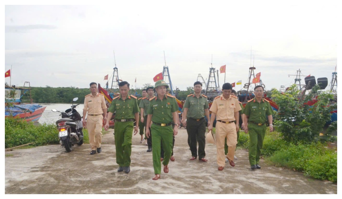 Đồng chí Đại tá Nguyễn Duy Thanh, Phó Giám đốc Công an tỉnh kiểm tra công tác phòng, chống bão số 5
