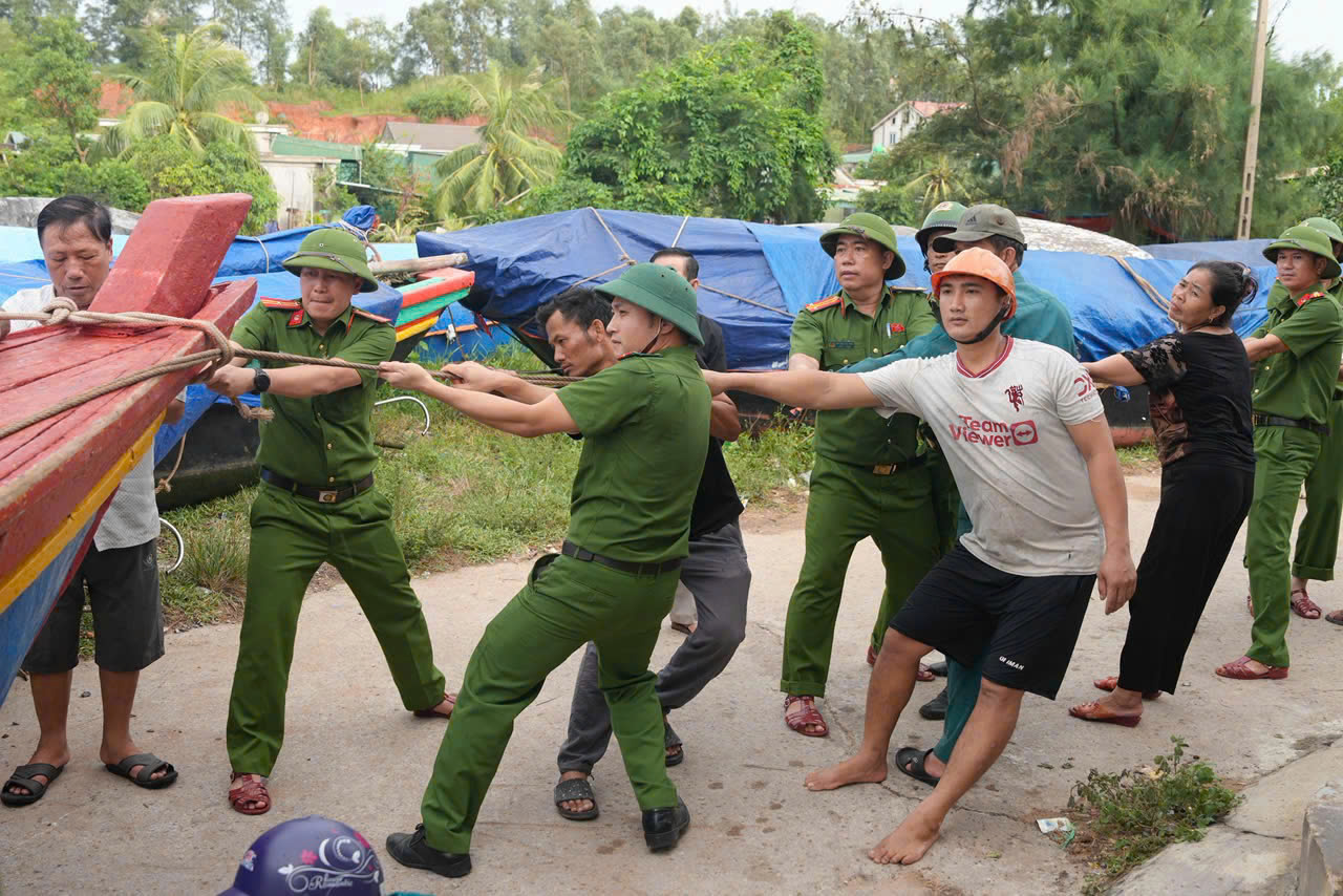 Công an xã Hải Lộc chủ động phối hợp với các lực lượng và Nhân dân đưa tàu, thuyền vào nơi tránh trú an toàn