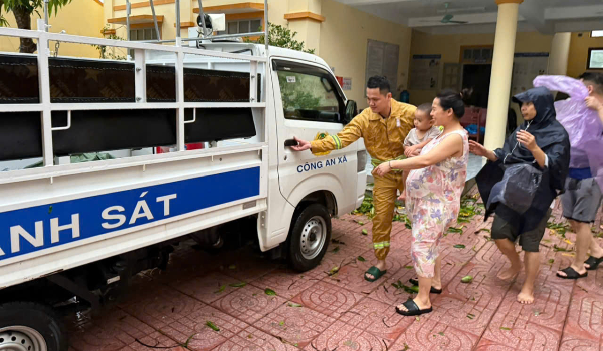 Công an xã kịp thời hỗ trợ đưa sản phụ đến bệnh viện trong mưa bão