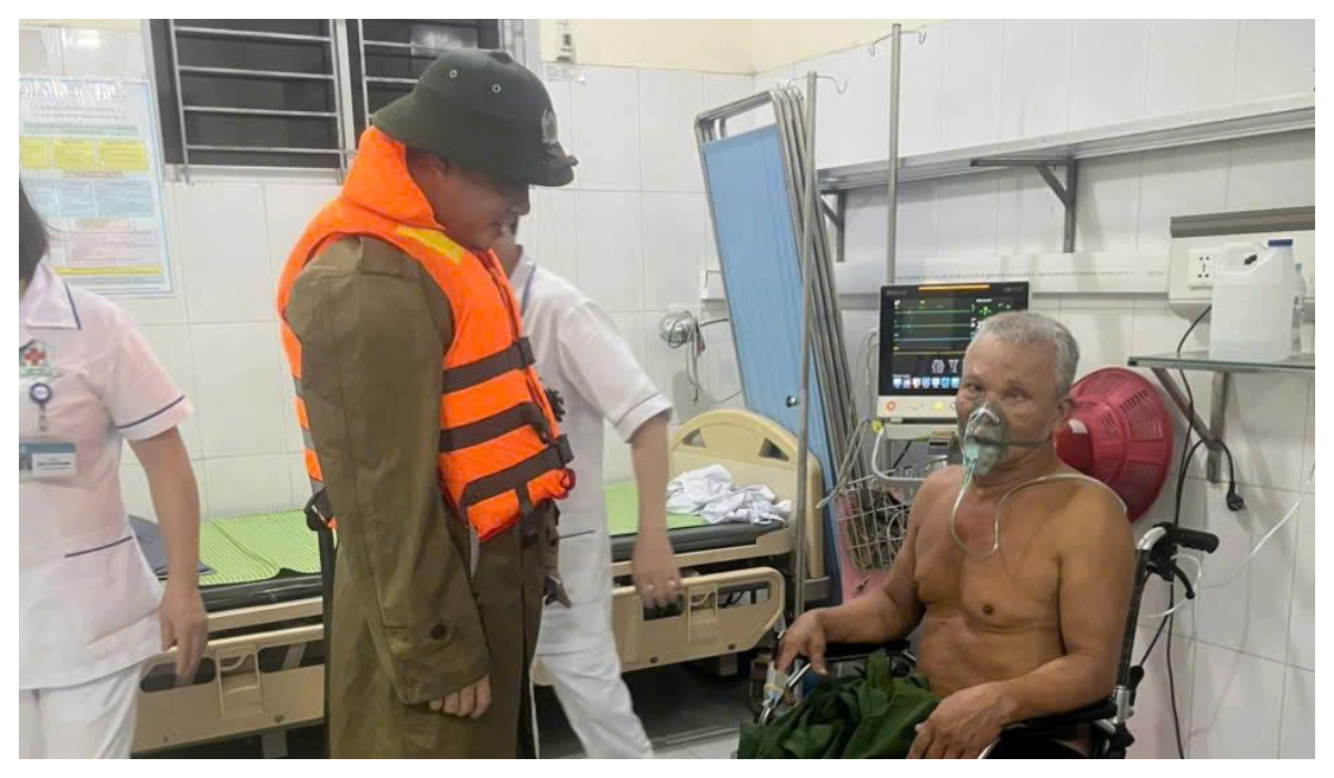 Công an xã Phúc Lộc kịp thời hỗ trợ đưa cụ già đến bệnh viện trong mưa bão