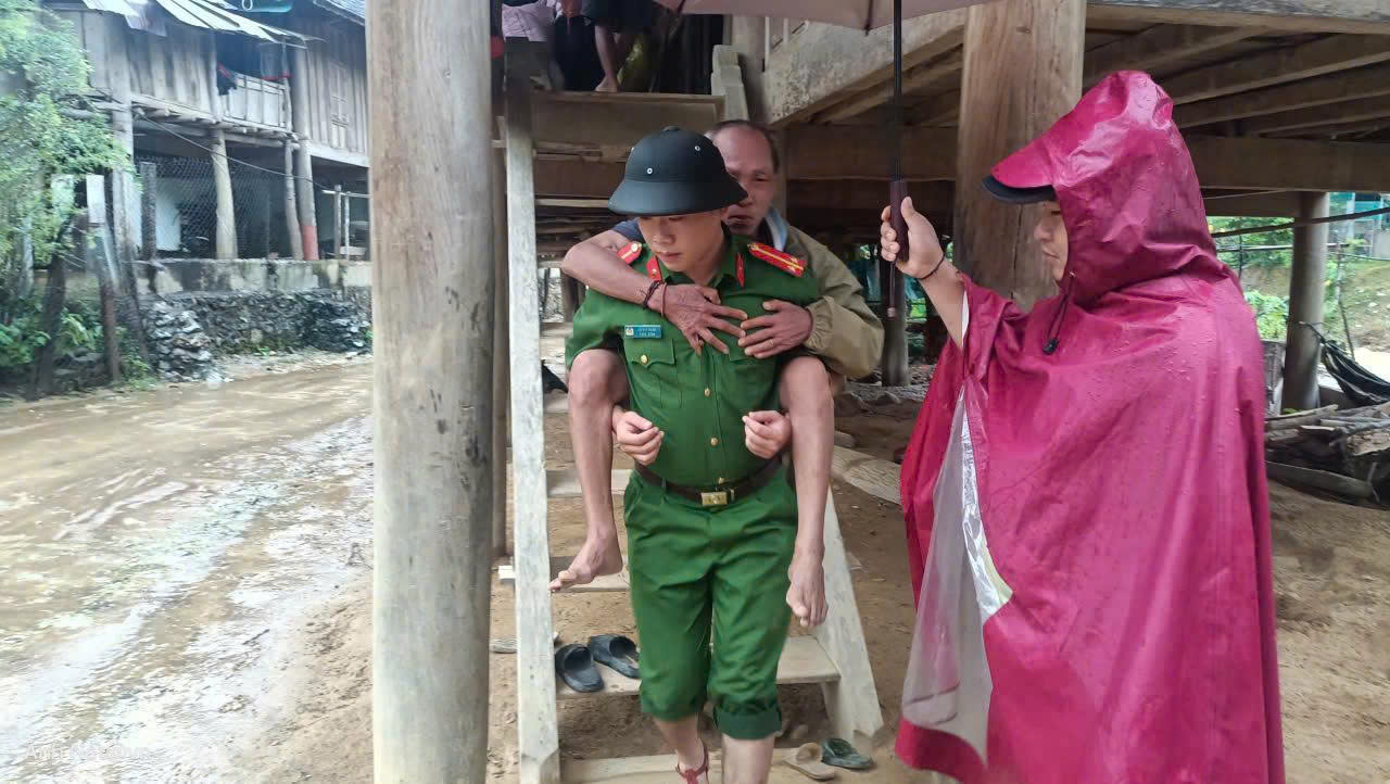 Các chiến sỹ Công an xã Lượng Minh (Công an tỉnh Nghệ An) có mặt nhanh chóng di dời khẩn cấp 16 hộ dân trên địa bàn đến nơi an toàn vào lúc 19 giờ ngày 25/08