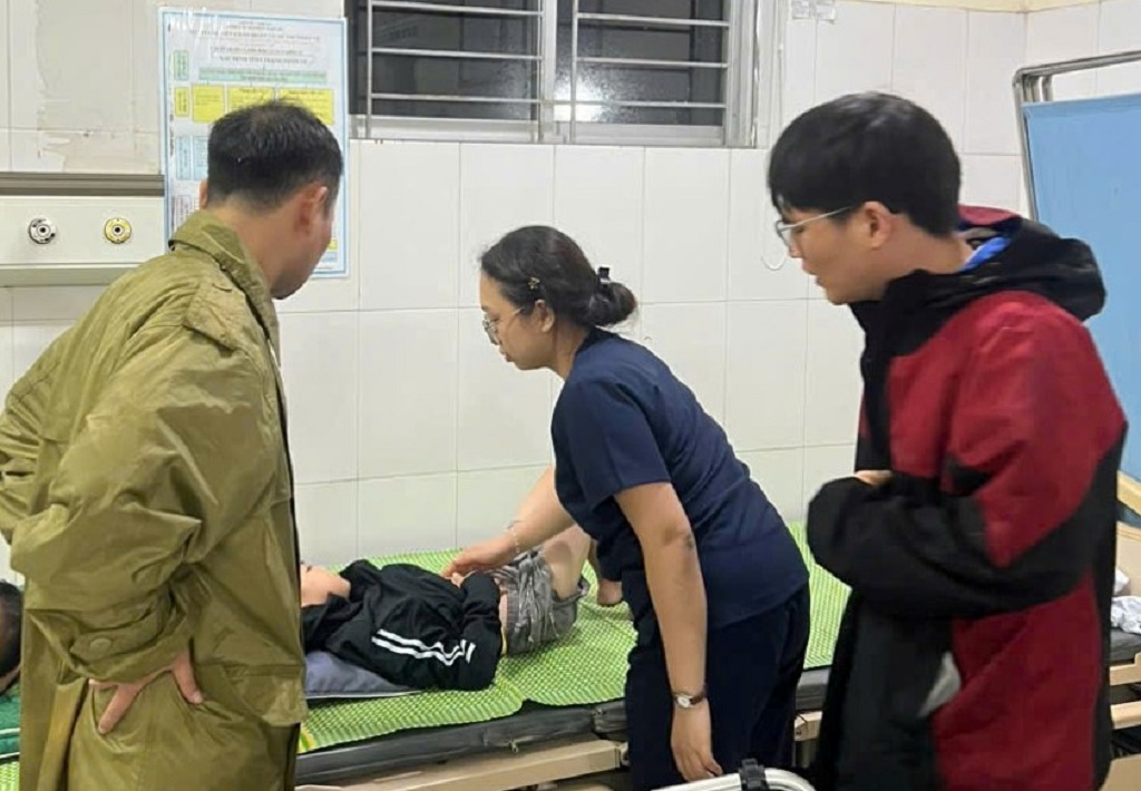 Công an phường Cửa Lò hỗ trợ đưa cháu bé cấp cứu trong đêm bão số 5